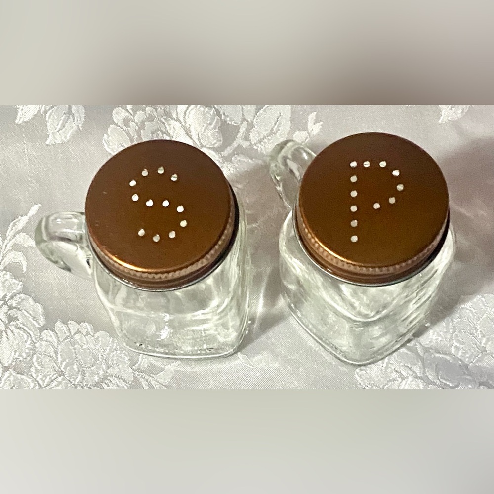 Olde Thompson clear glass mason jar S & P shaker set with copper-colored lids.
